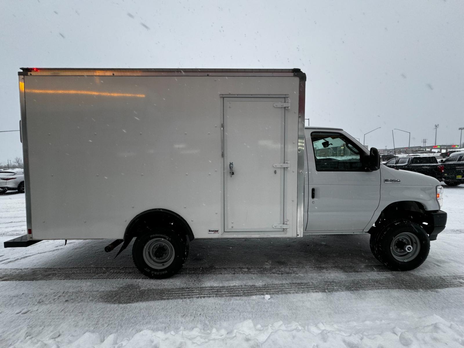 2022 White /Gray Ford Econoline (1FDWE3FK8ND) with an 7.3L V8 Gasoline engine, located at 1960 Industrial Drive, Wasilla, 99654, (907) 376-5555, 61.573475, -149.400146 - Photo #5